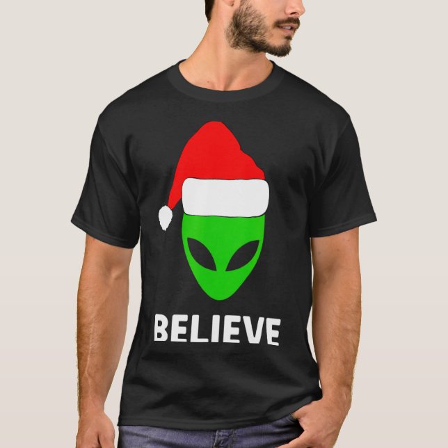 Camiseta Alien Green Face Christmas Santa Hat Believe  (Frente)