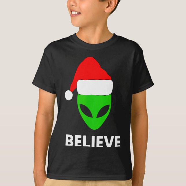 Camiseta Alien Green Face Christmas Santa Hat Believe  (Frente)