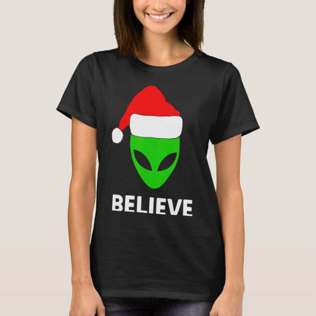 Camiseta Alien Green Face Christmas Santa Hat Believe  (Frente)