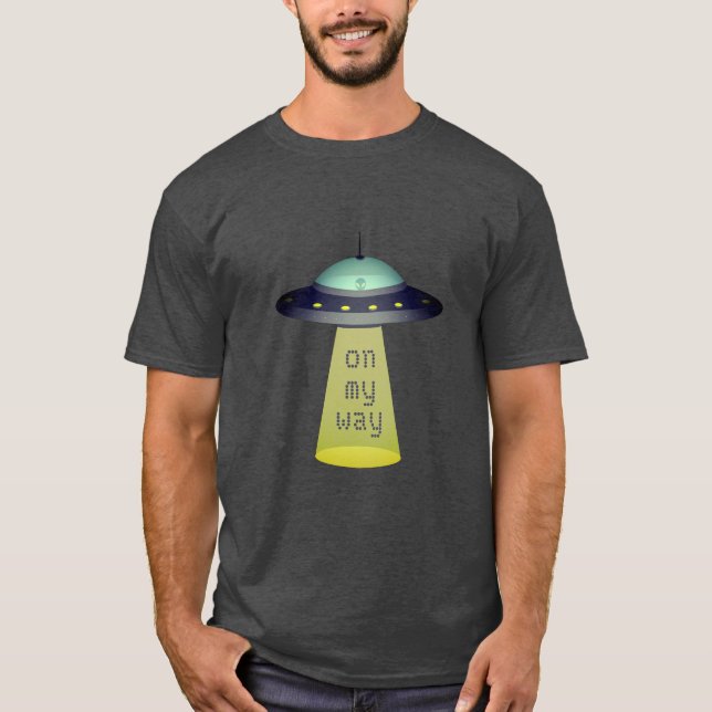 Camiseta Alienígena "A caminho" em OVNIs com raio trator (Frente)