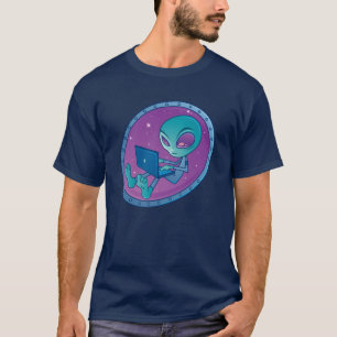 Camiseta Alienígena com computador Laptop