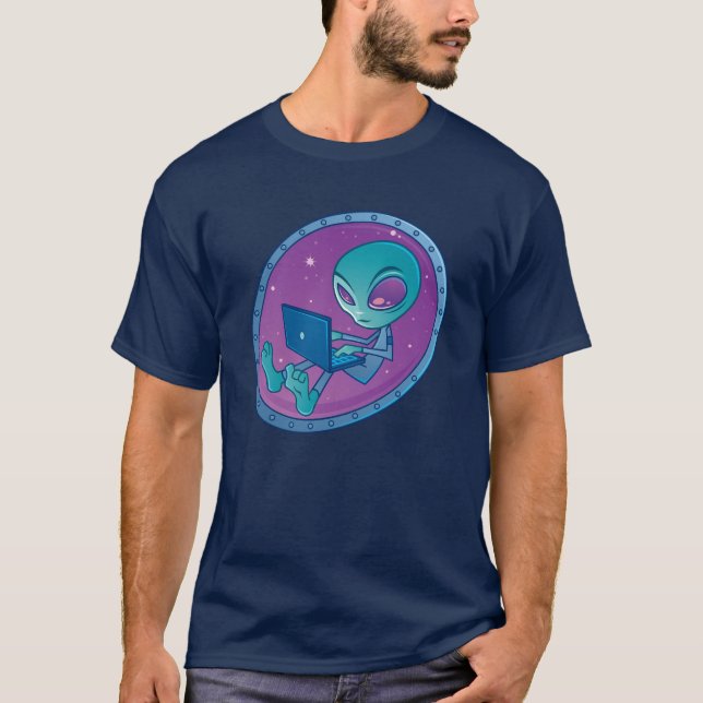 Camiseta Alienígena com computador Laptop (Frente)