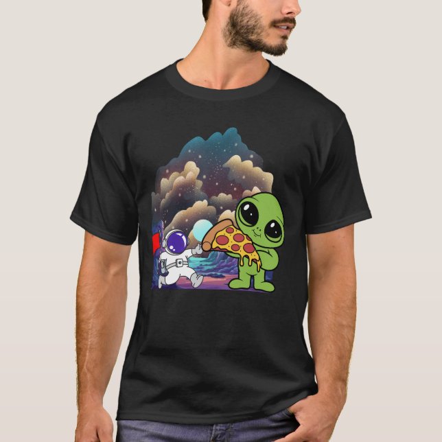 Camiseta Alienígena com pizza na paisagem cósmica (Frente)