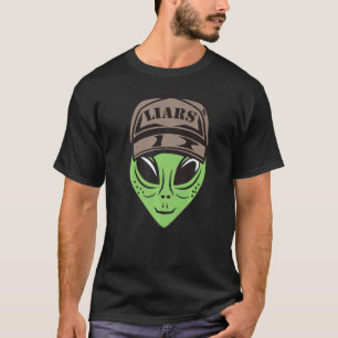 Camiseta Alienígena Com Um Boné E Mentiras Escritas No Seu 