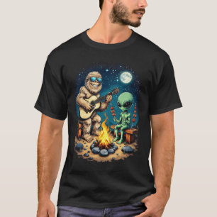 Camiseta Alienígena e Macaco Tocando Violão Fogueira