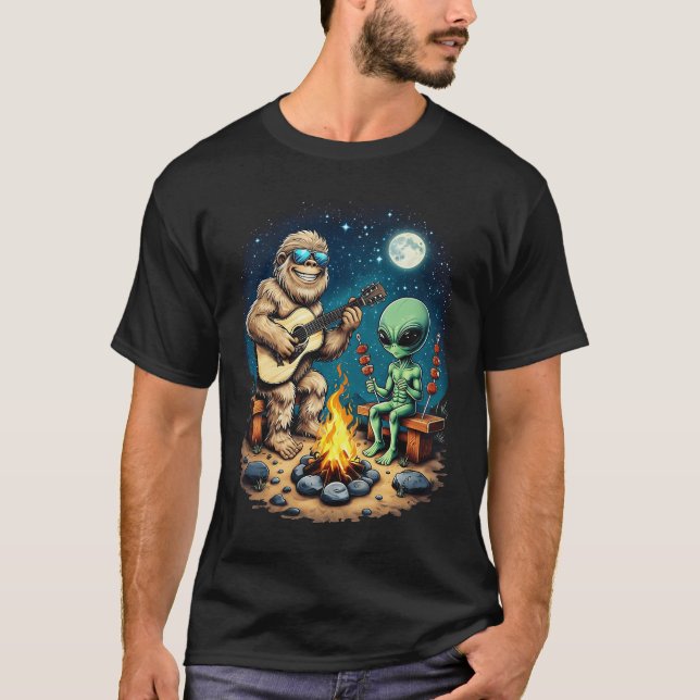 Camiseta Alienígena e Macaco Tocando Violão Fogueira (Frente)