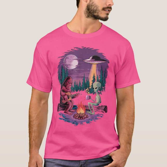 Camiseta Alienígena Engraçada E Bigfoot Campfire Moon Ufo A (Frente)