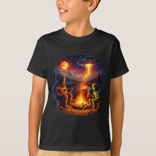 Camiseta Alienígena Engraçado e Fogueira de Pé-grande Lua O
