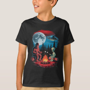Camiseta Alienígena Engraçado e Pé Grande Caminhando na Lua