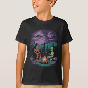 Camiseta Alienígena Engraçado E Pé Grande Caminhando Na Lua