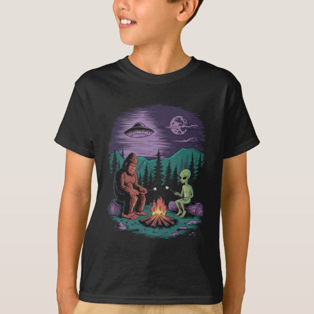 Camiseta Alienígena Engraçado E Pé Grande Caminhando Na Lua (Frente)