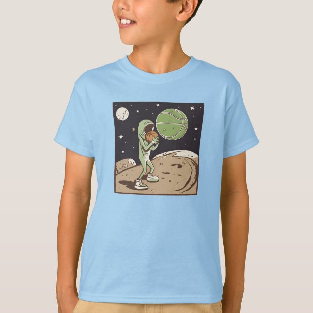Camiseta Alienígena Jogando Basquete na Lua (Frente)