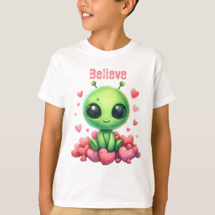 Camiseta alienígena sentada em corações Amor OVNI Acredite 
