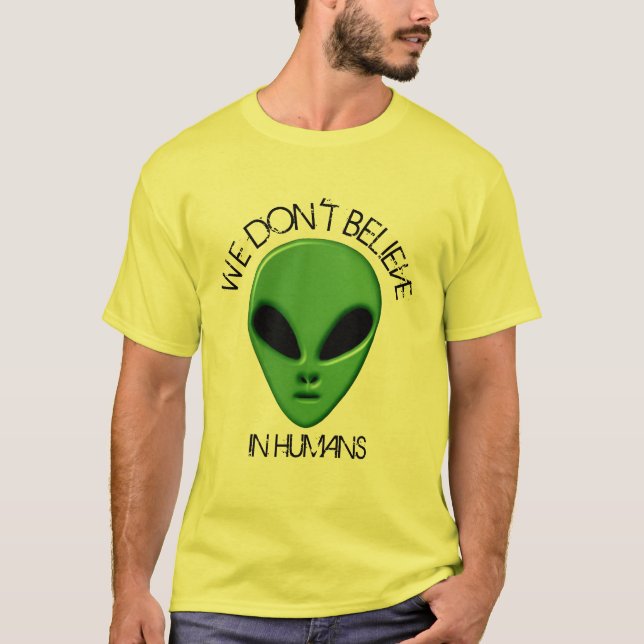 Camiseta alienígena verde engraçada nós acreditamos em huma (Frente)