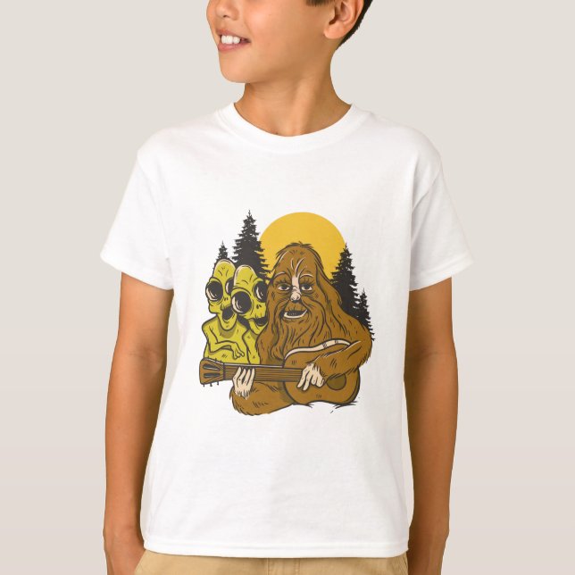 Camiseta Aliens Bigfoot Violão acampando Sasquatch Engraçad (Frente)