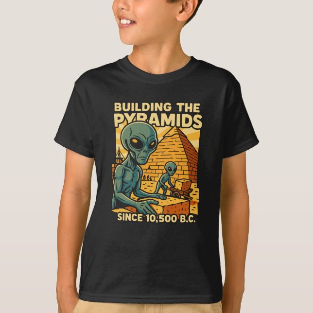 Camiseta Aliens Construindo Pirâmides Pirâmides (Frente)