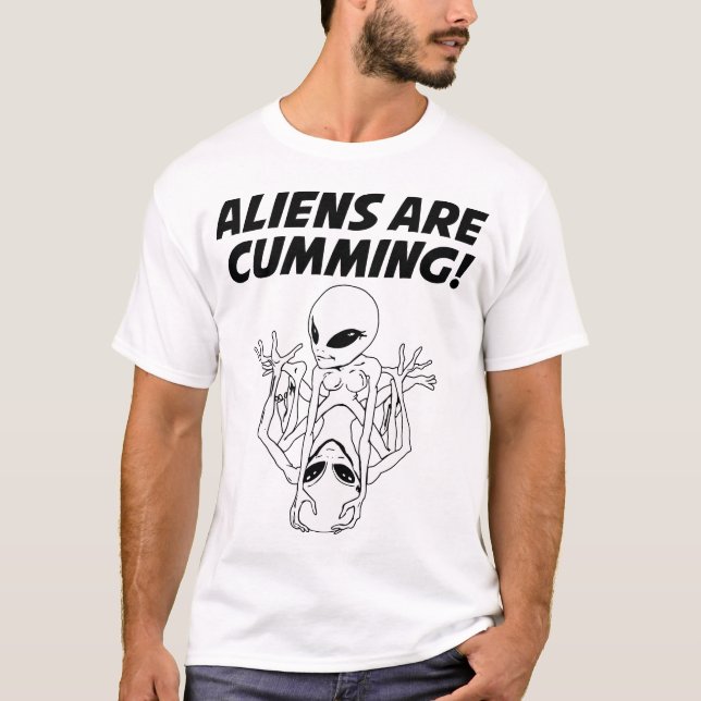 Camiseta Aliens Estão Cumprimindo Um Esqueleto Engraçado (Frente)