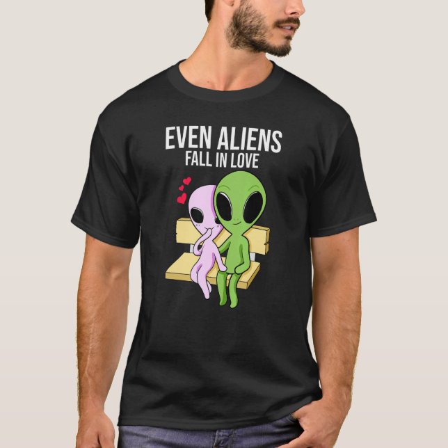 Camiseta Aliens Fall In Love Girlfriend Boyfriend (Frente)