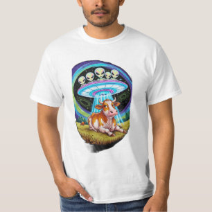 Camiseta Aliens raptando vacas, mas a vaca parece feliz ou