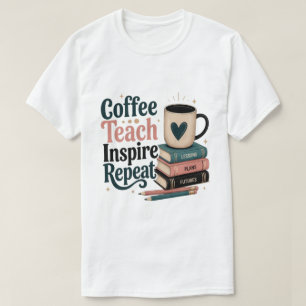 Camiseta Alimentada por Café e Caos na Sala de Aul