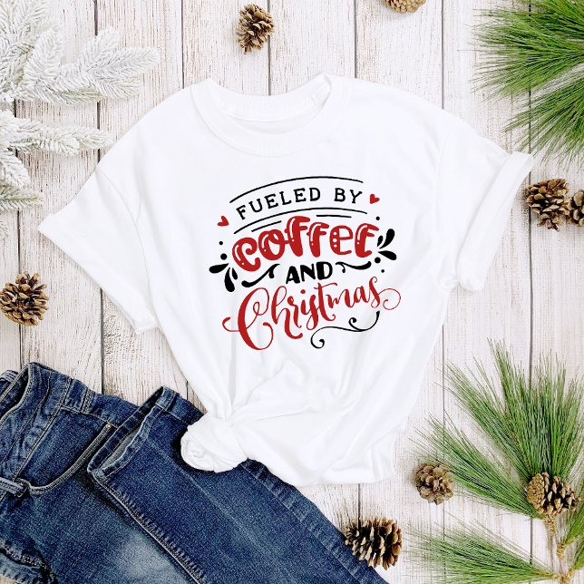 Camiseta Alimentada por café e diversão de Natal (Criador carregado)