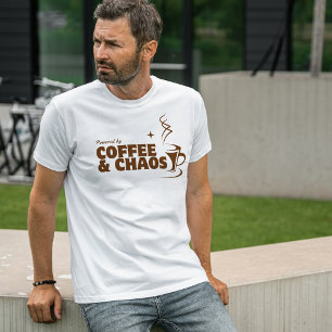 Camiseta Alimentado pelo café e pelo caos minimalista