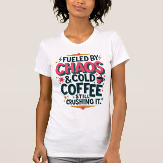 Camiseta Alimentado pelo Caos e Café Frio – Poder Materno R