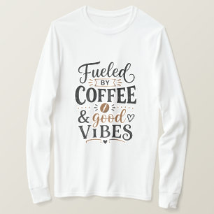 Camiseta Alimentado por Café e Boas Vibrações
