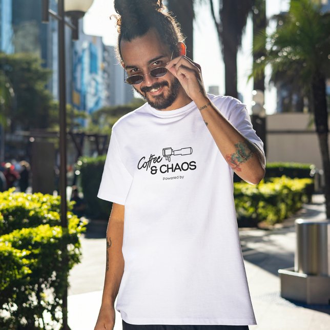 Camiseta Alimentado por café e caos, café em Tee (Criador carregado)