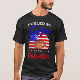 Camiseta Alimentado por Café e Patriotismo EUA Bandeira Pat