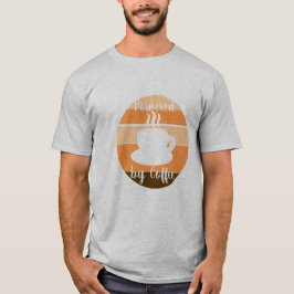 Camiseta Alimentado por Café – Motivação Matinal Desig