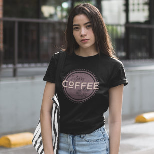 Camiseta Alimentado por Café (Texto Rosa)