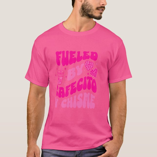 Camiseta Alimentado por Cafecito Y Chisme Quote (Frente)