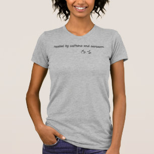 Camiseta Alimentado por Cafeine e Sarcasm - Quota Engraçada