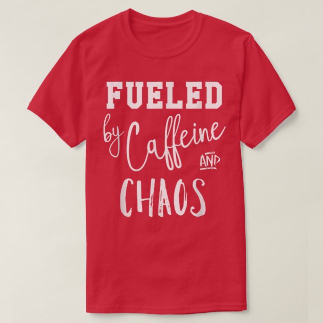 Camiseta Alimentado por Caffeine & Chaos Tee (Frente do Design)