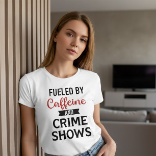 Camiseta Alimentado por Caffeine e Crime Show T-Shirt