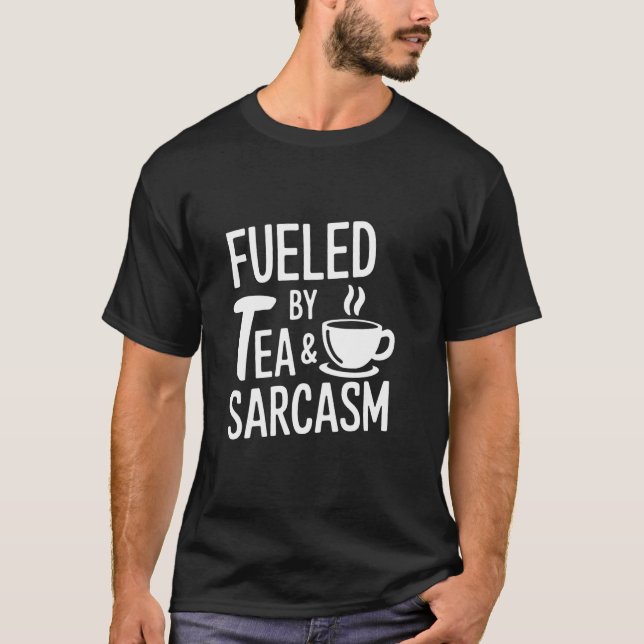 Camiseta Alimentado Por Chá E Sarcasmo Engraçada Por Chá (Frente)