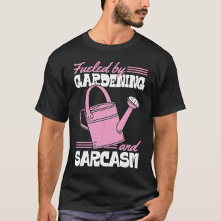 Camiseta Alimentado Por Jardinagem E Sarcasmo Jardineira A
