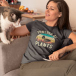 Camiseta Alimentado por Plantas Vegan Vegetarian Retro<br><div class="desc">Este design foi criado através da arte digital. Você pode mudar o estilo desta camisa escolhendo Mais > sob a opção de estilo. Ele pode ser personalizado na área fornecida ou personalizada escolhendo o clique para personalizar a opção e alterar o nome, as iniciais ou as palavras. Você também pode...</div>