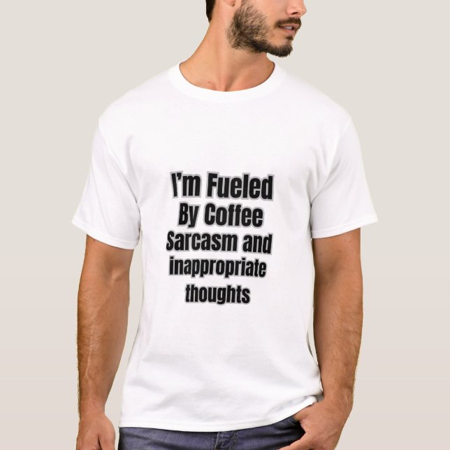 Camiseta Alimentado por sarcasmo de café e pensamento inapr (Frente)