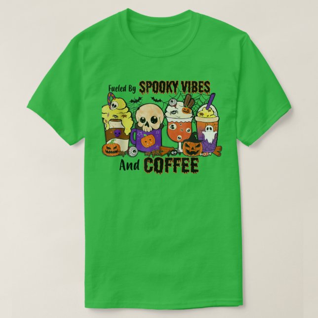 Camiseta Alimentado por Spooky Vibes e Café Halloween (Frente do Design)