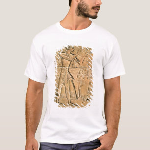 Camiseta Alivio descrevendo o fazer de Tuthmosis III