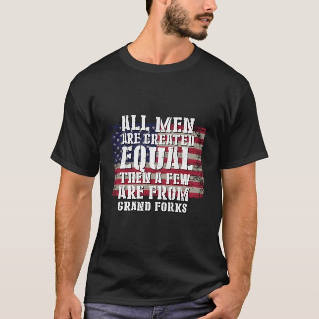 Camiseta All Are Created Equal Few From Grand Forks Patriot (Frente)