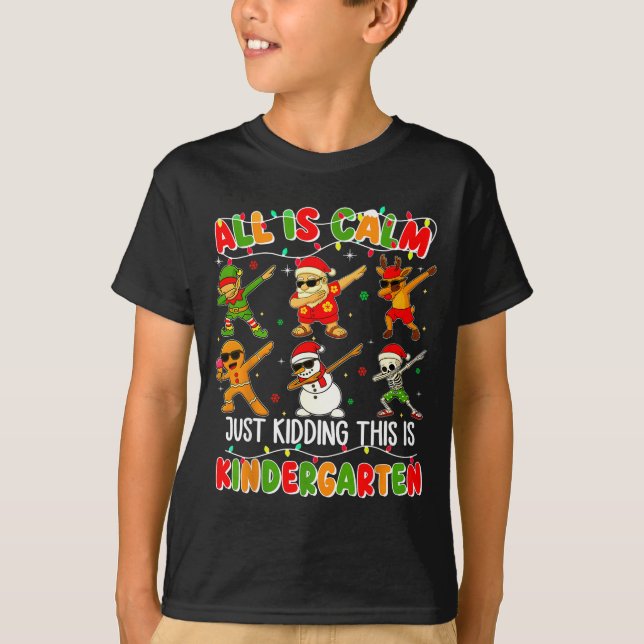 Camiseta All Is Calm Just Kidding This Is Kindergarten Chri (Frente)