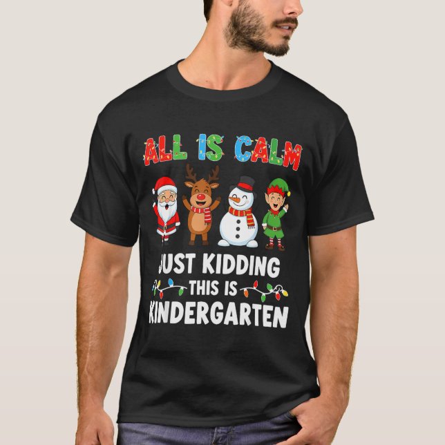 Camiseta All Is Calm Just Kidding This Is Kindergarten Chri (Frente)