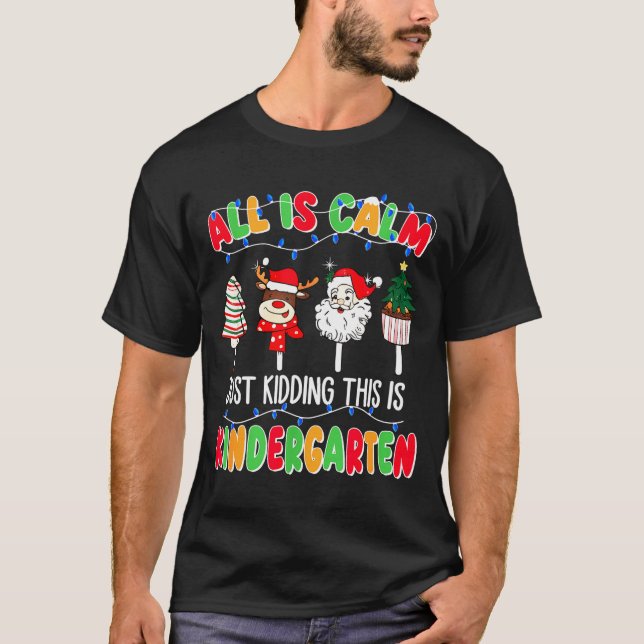 Camiseta All Is Calm Just Kidding This Is Kindergarten Chri (Frente)