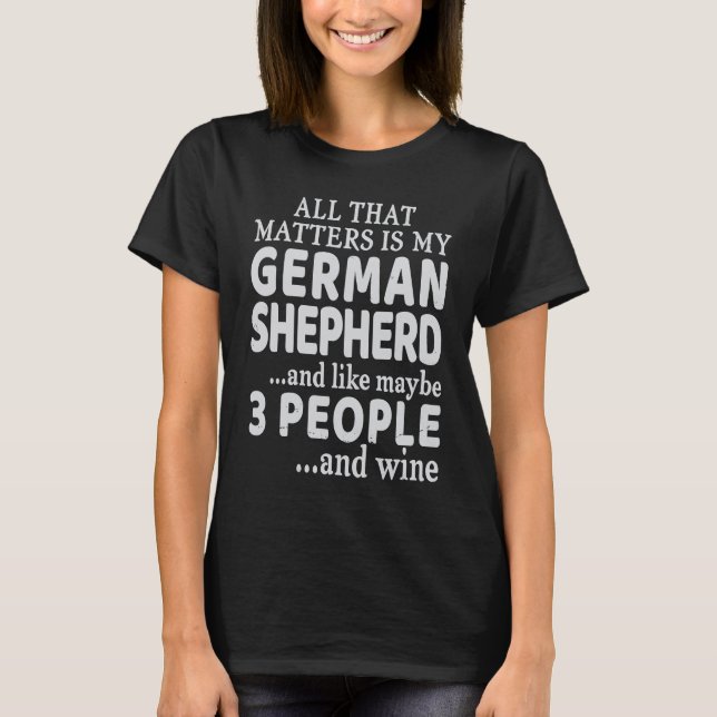 Camiseta All That Matters Is My German Shepherd And Wine (Frente)
