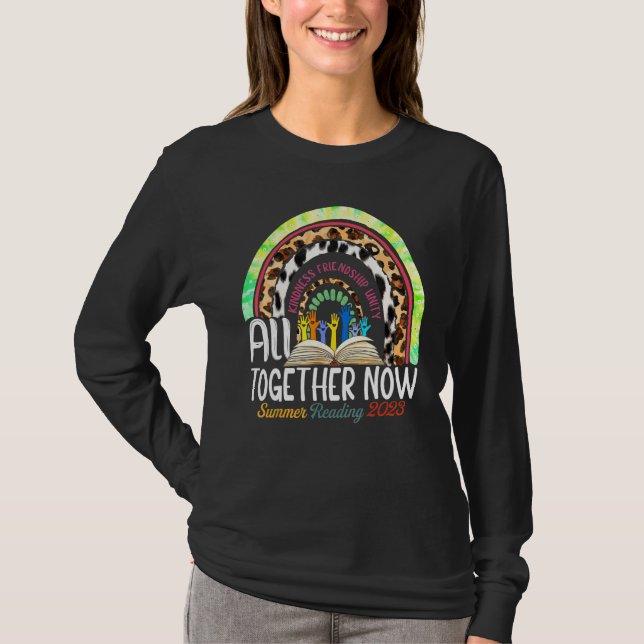 Camiseta All Together Now Summer Reading 2023 Rainbow Hand  (Frente)