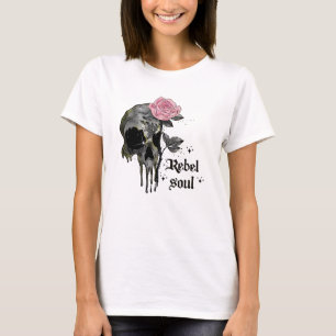 Camiseta Alma Rebelde - Crânio Gótico com Rosa Rosa Rosa Ro