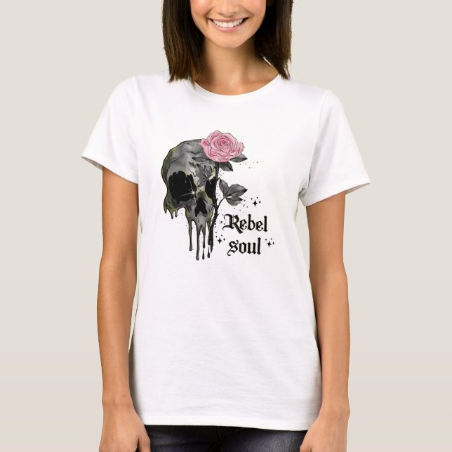 Camiseta Alma Rebelde - Crânio Gótico com Rosa Rosa Rosa Ro (Frente)